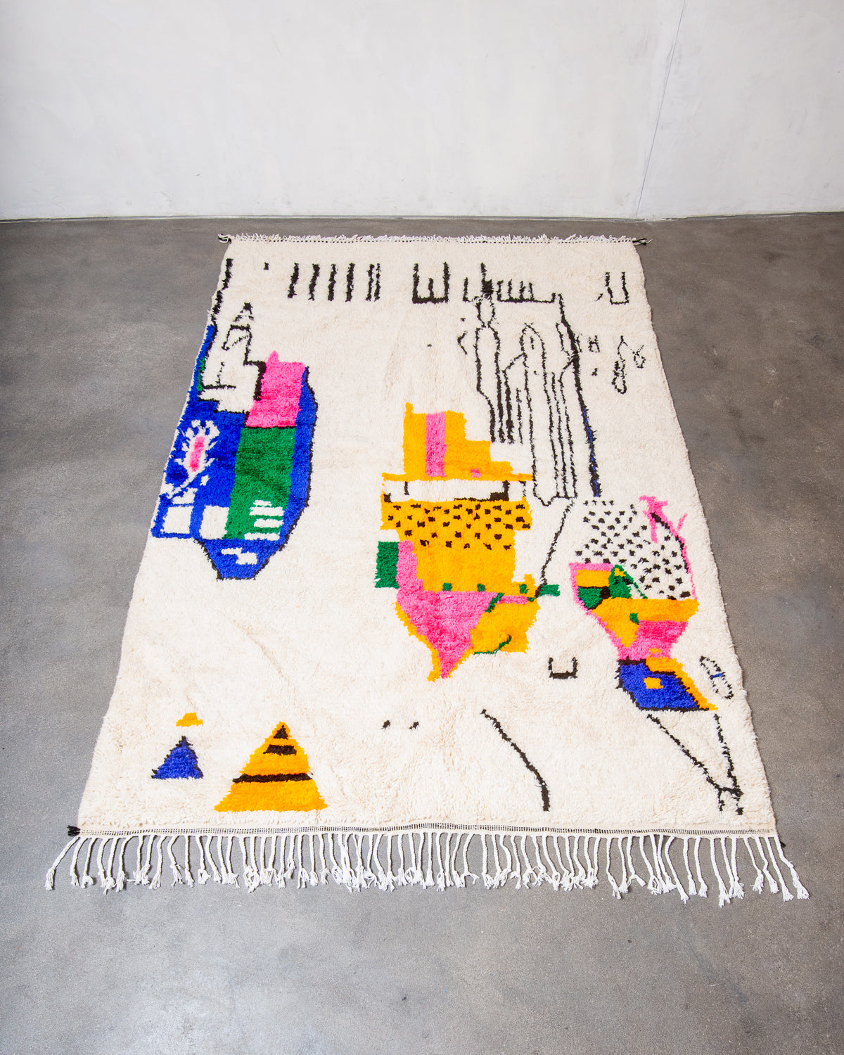 Modern designer handcrafted Berber rug from Morocco. Azilal rug with beautiful colours and patterns. Made of sheep’s wool and colourful cotton.